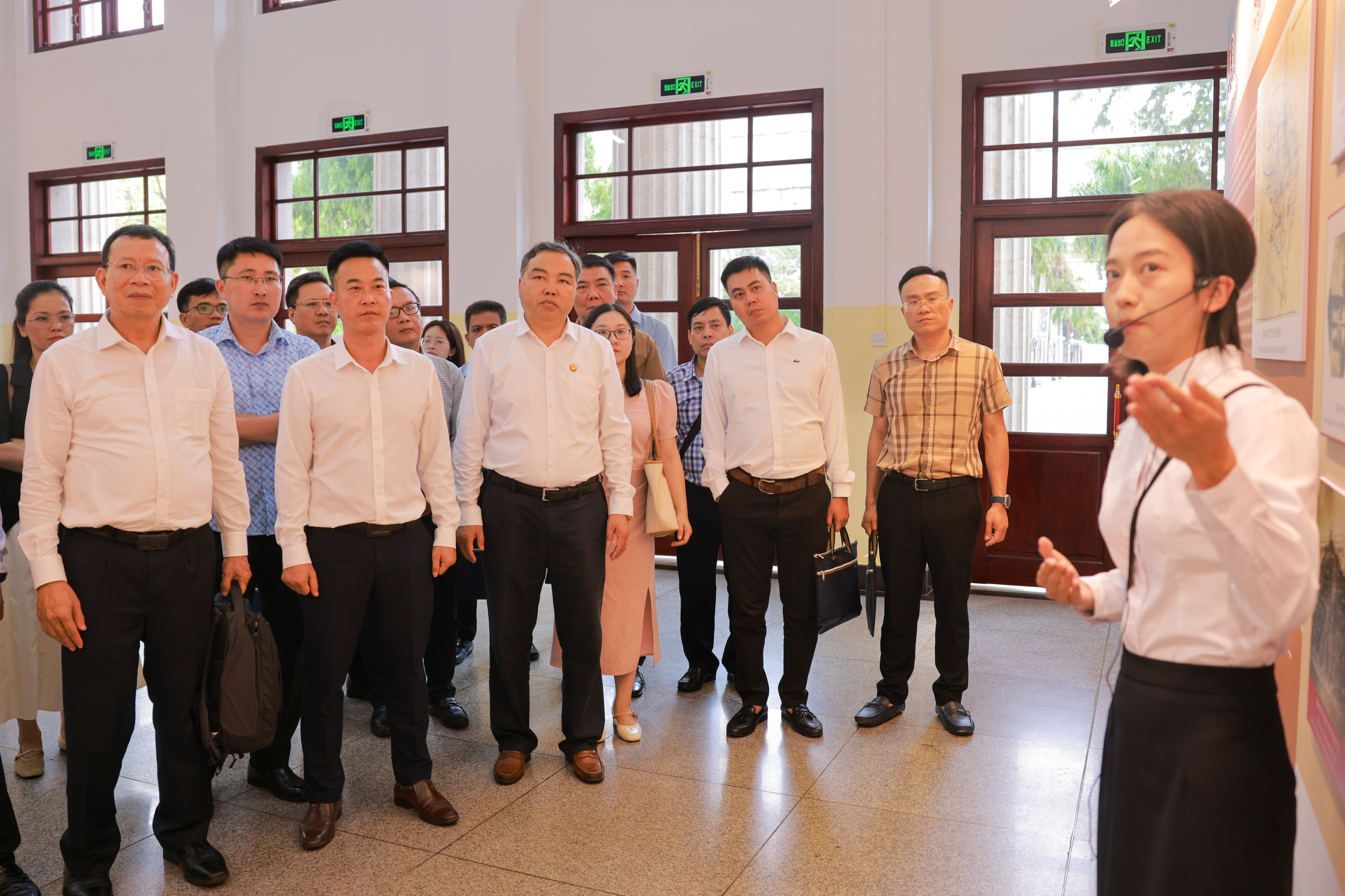                 越南海防市人工智能+教育专题培训班参观我校原广西南宁育才学校旧址（20...