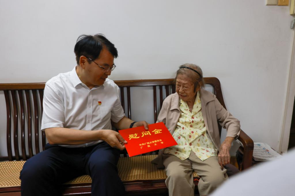                 校党委开展“七一”前夕走访慰问活动（2025-07-01）