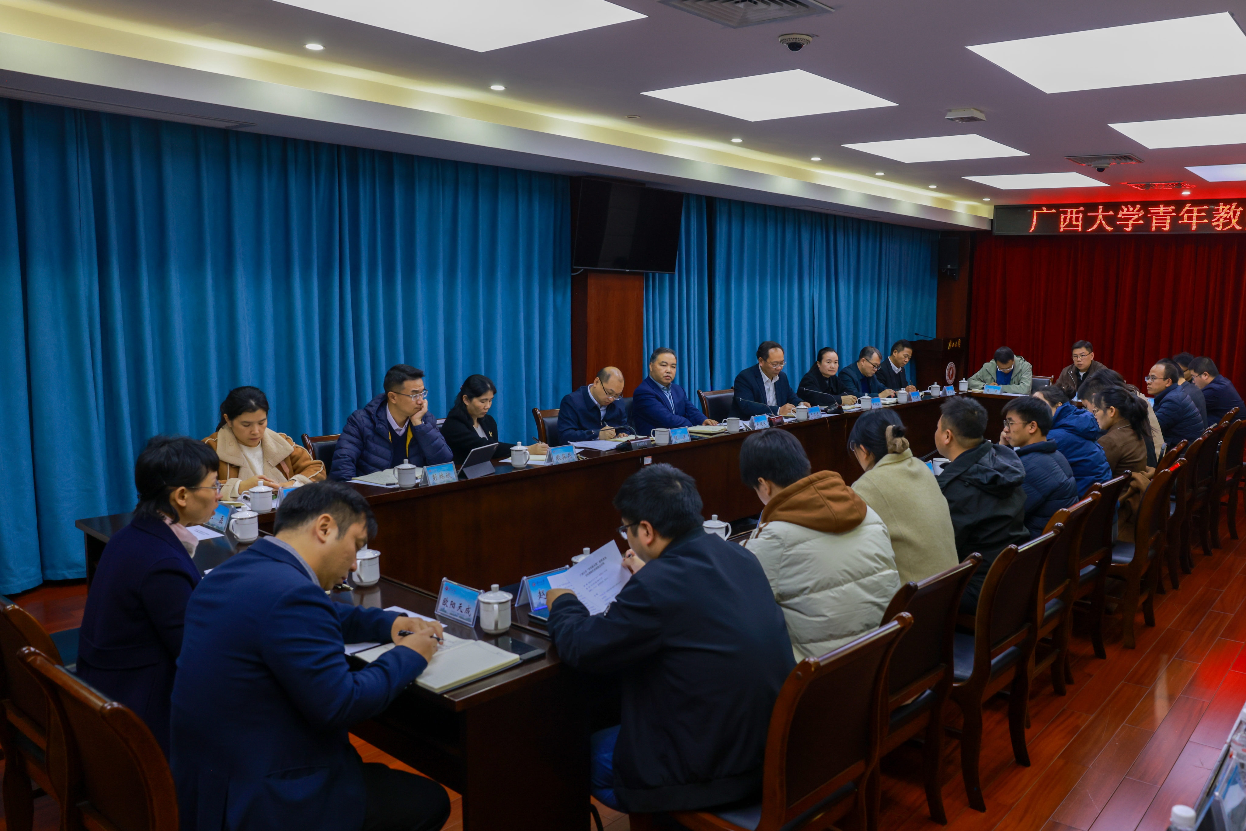                 凝聚科研力量 赋能青年教师成长——我校召开青年教师座谈会（2025-12-29...