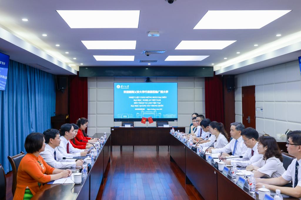                 越南乂安大学校长阮玉孝一行到访我校（2025-07-03）